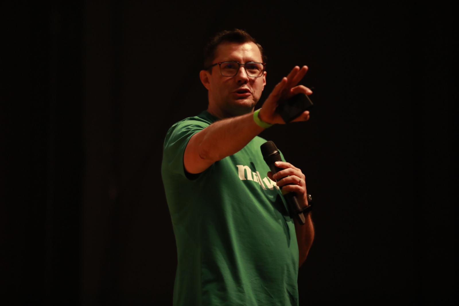 Eduardo Oliveira apresentando em palco